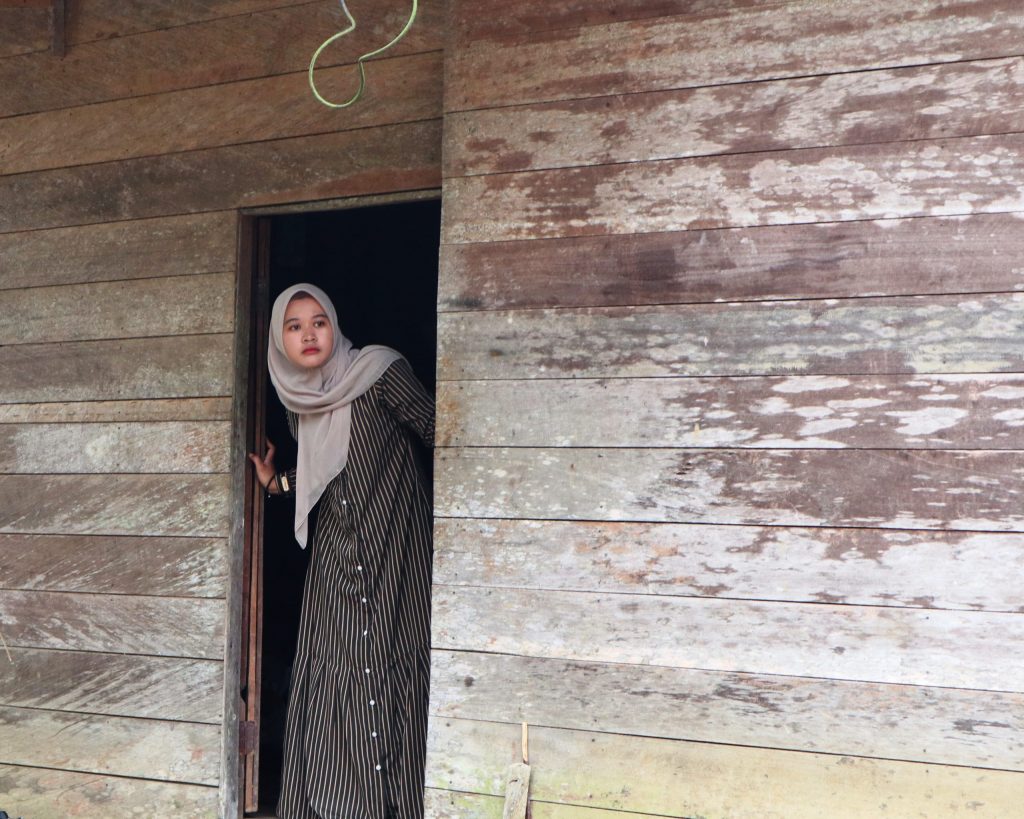 Mahasiswi KKN UIN Antasari saat keluar rumah melihat kedatangan rombongan (Foto:Humas/Achmad Magfur)