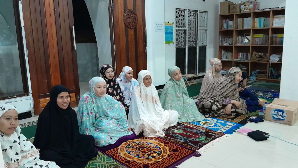 Mahasiswi KKN UIN Antasari saat membaur dengan jemaah perempuan di Dusun Cabai.