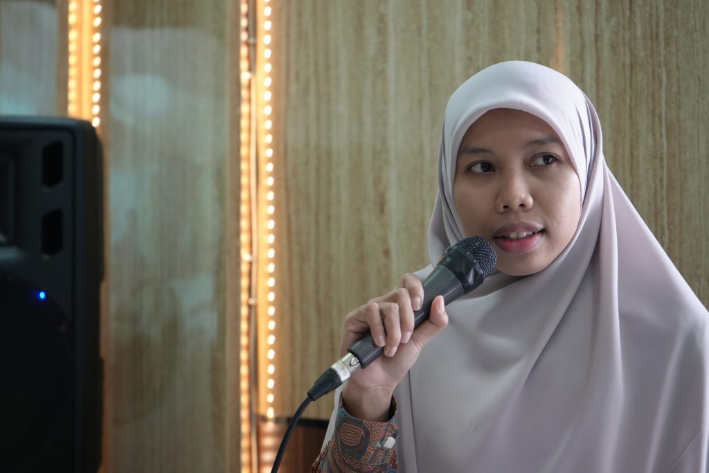 Mardhiatinnisa, S.Sos. saat memandu jalannya acara pembukaan dengan penampilan memukau lewat pantun Melayunya (Foto:Humas/Achmad Magfur)