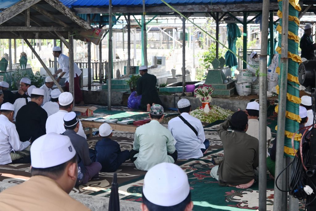 Masih banyak jemaah yang bertahan usai pemakaman Guru Hatim (Foto:Humas/Achmad Magfur)