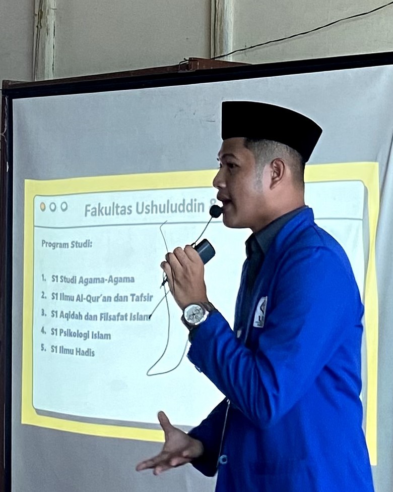 Mohammadnor, Mahasiswa KKN UIN Antasari saat memotivasi para siswa MAN 3 Tapin, Senin (09/10/2023).