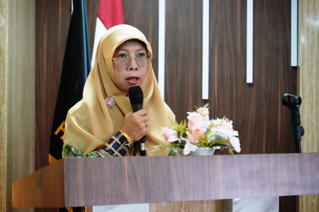 Nani Hizriani, M.A., Koordinator Pusat Kerja Sama dan Hubungan Internasional UIN Antasari saat menyampaikan laporan panitia (Foto:Humas/Achmad Magfur)