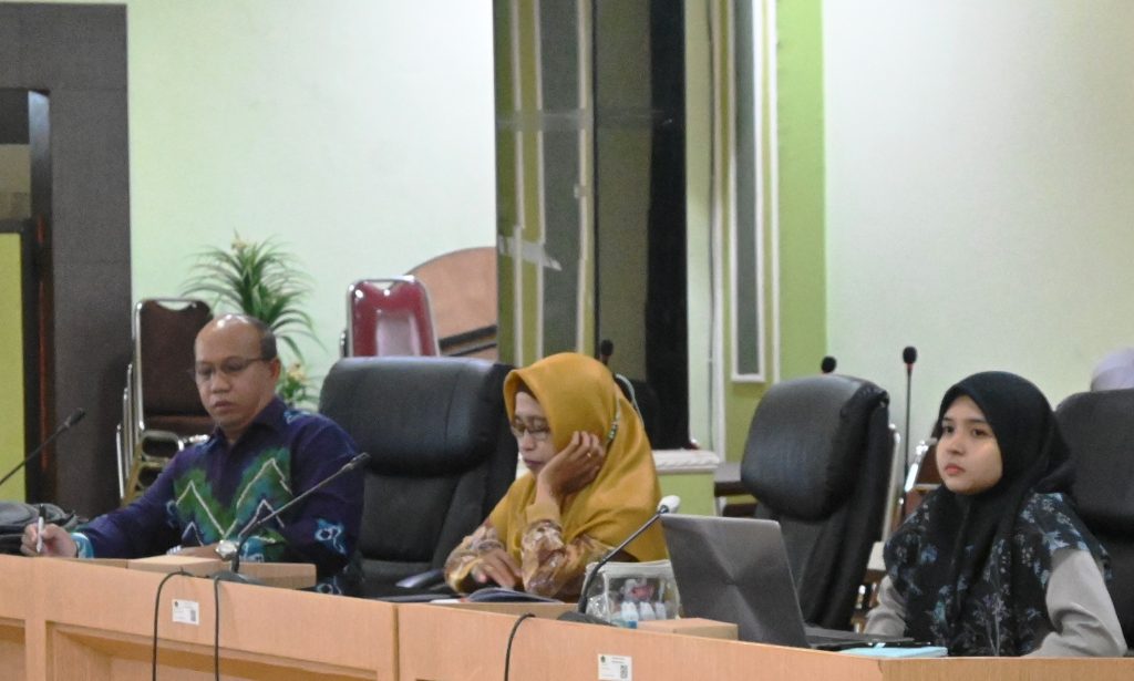 Para Anggota Tim PPID saat mendengarkan paparan pemateri (Foto:Humas/Hadi Rustami)