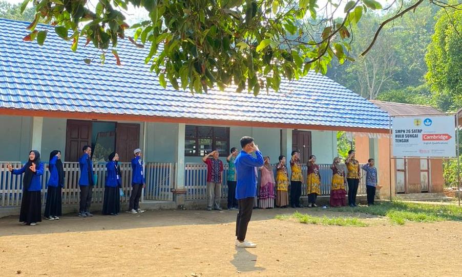 Para mahasiswa KKN UIN Antasari saat bertugas sukseskan upacara perdana peringatan Hari Sumpah Pemuda di Desa Haruyan Dayak.