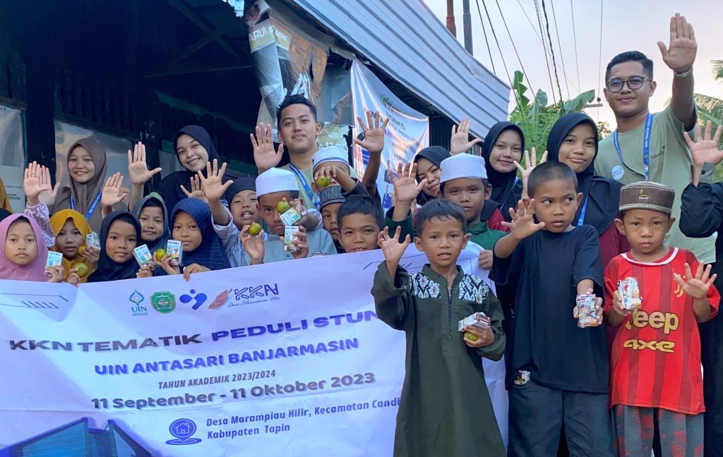 Para mahasiswa KKN UIN Antasari saat foto bersama dengan anak-anak Desa Marampiau Hilir usai pemberian edukasi.