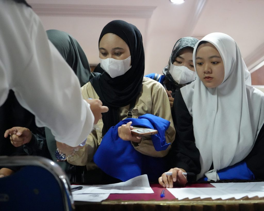 Para mahasiswi antusias melakukan registrasi (Foto:Humas/Achmad Magfur)