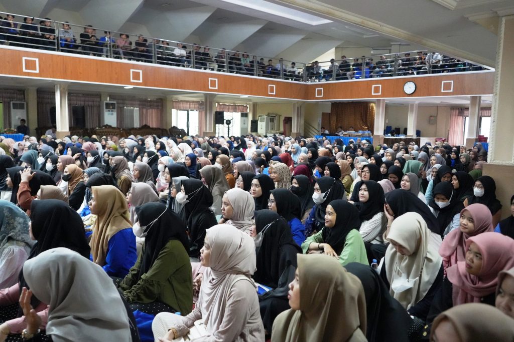 Para mahasiswi dan mahasiswa saat memadati Auditorium Mastur Jahri (Foto:Humas/Hadi Rustami)