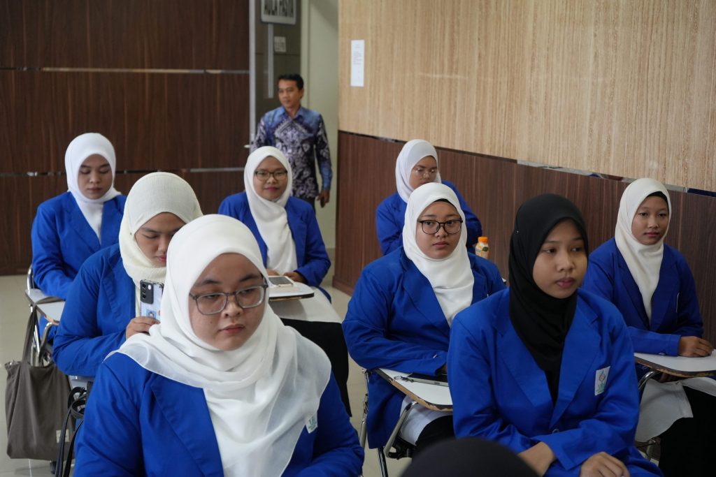 Para mahasiswi luar negeri saat mengikuti PBAK Mahasiswa Asing 2023 (Foto:Humas/Achmad Magfur)