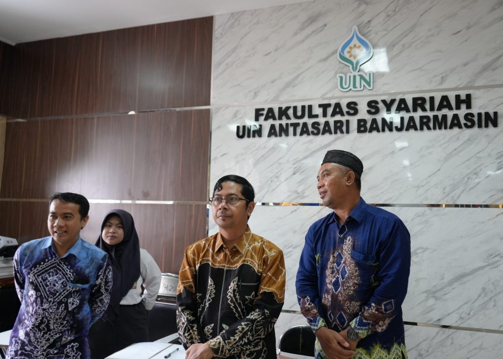 Para panitia PBAK Mahasiswa Asing 2023 bersama Wakil Dekan III FDIK (Foto:Humas/Achmad Magfur)