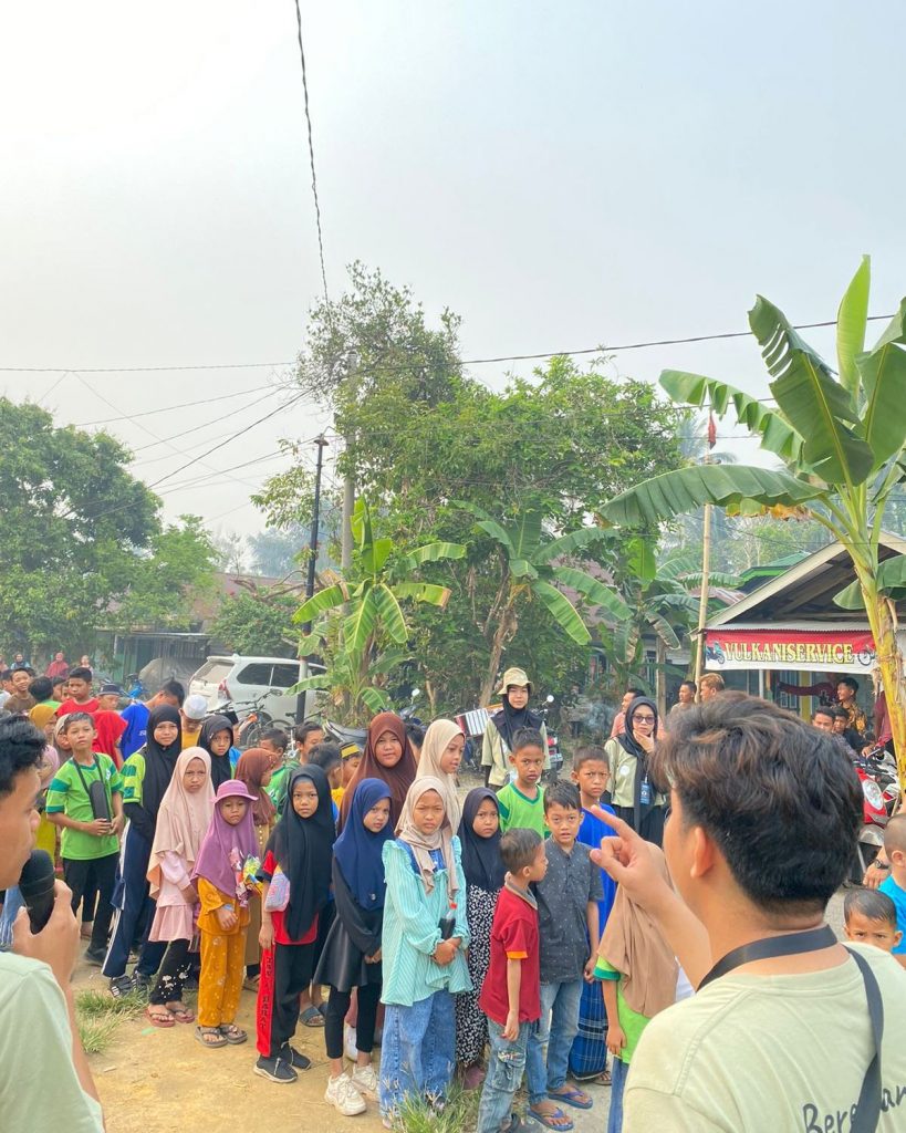 Para panitia sedang memberikan arahan kepada para peserta jalan sehat.