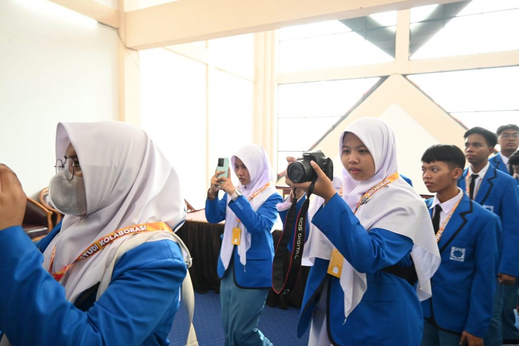 Para siswi MAN IC Tala saat mengabadikan momen memasuki Aula Zafry Zamzam (Foto:Humas/Achmad Magfur)