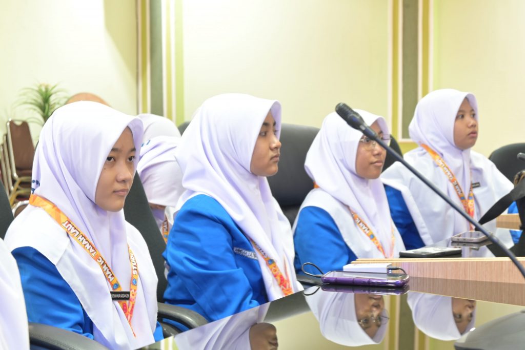 Para siswi MAN IC Tala saat studi kolaborasi di UIN Antasari (Foto:Humas/Achmad Magfur)