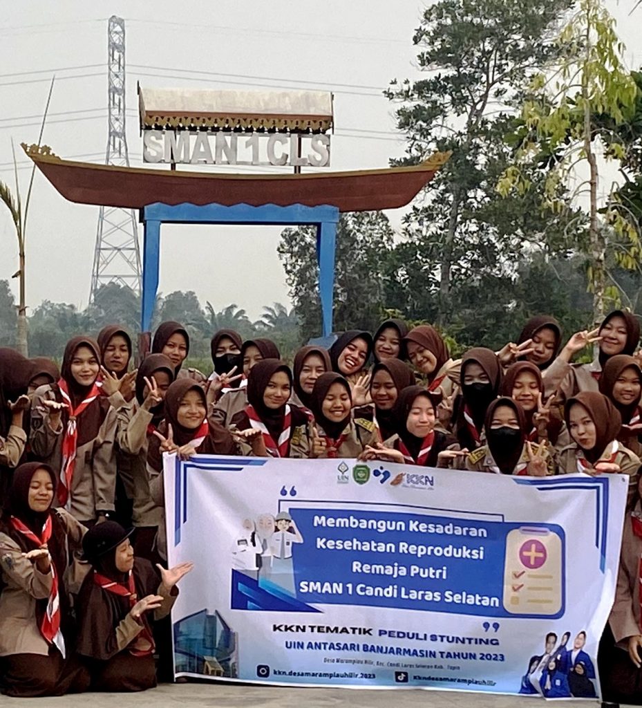 Para siswi SMAN 1 Candi Laras Selatan saat foto bersama usai kunjungan para Mahasiswa KKN UIN Antasari.