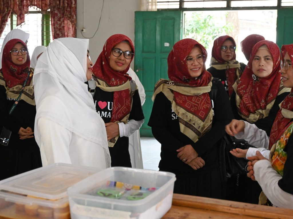 Para tamu dari DWP UINSI Samarinda saat diajak melihat Kantin DWP UIN Antasari di Kampus 1 (Foto:UPB/Nor Paridah)