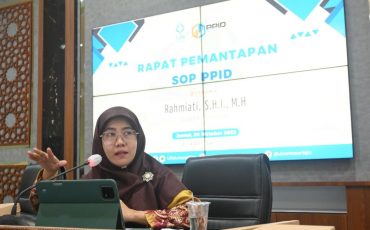 Rahmiati, S.H.I., M.H. Mantan Wakil Ketua Komisi Informasi Kalsel saat membimbing pemantapan SOP PPID UIN Antasari (Foto Humas Achmad Magfur) - Copy