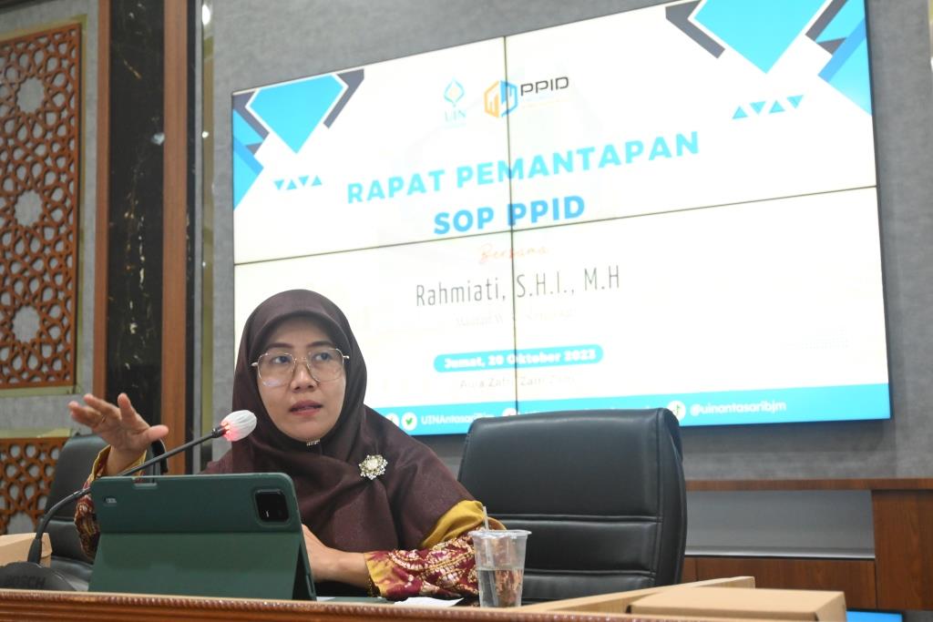 Rahmiati, S.H.I., M.H. Mantan Wakil Ketua Komisi Informasi Kalsel saat membimbing pemantapan SOP PPID UIN Antasari (Foto Humas Achmad Magfur) - Copy