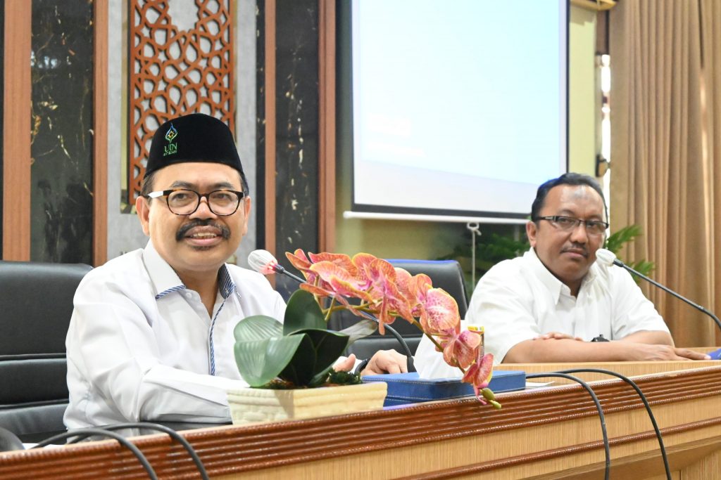 Rektor Prof. Dr. H. Mujiburrahman, M.A. saat didampingi Kabag Mikwa H. Haris Fadilah, S.Ag., M.Pd.I. (Foto:Humas/Achmad Magfur)