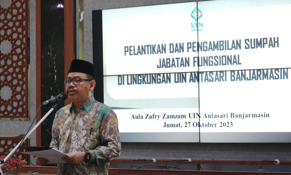 Rektor UIN Antasari Prof. Dr. H. Mujiburrahman, M.A. saat melantik 5 pejabat baru (Foto:Humas/Hadi Rustami)