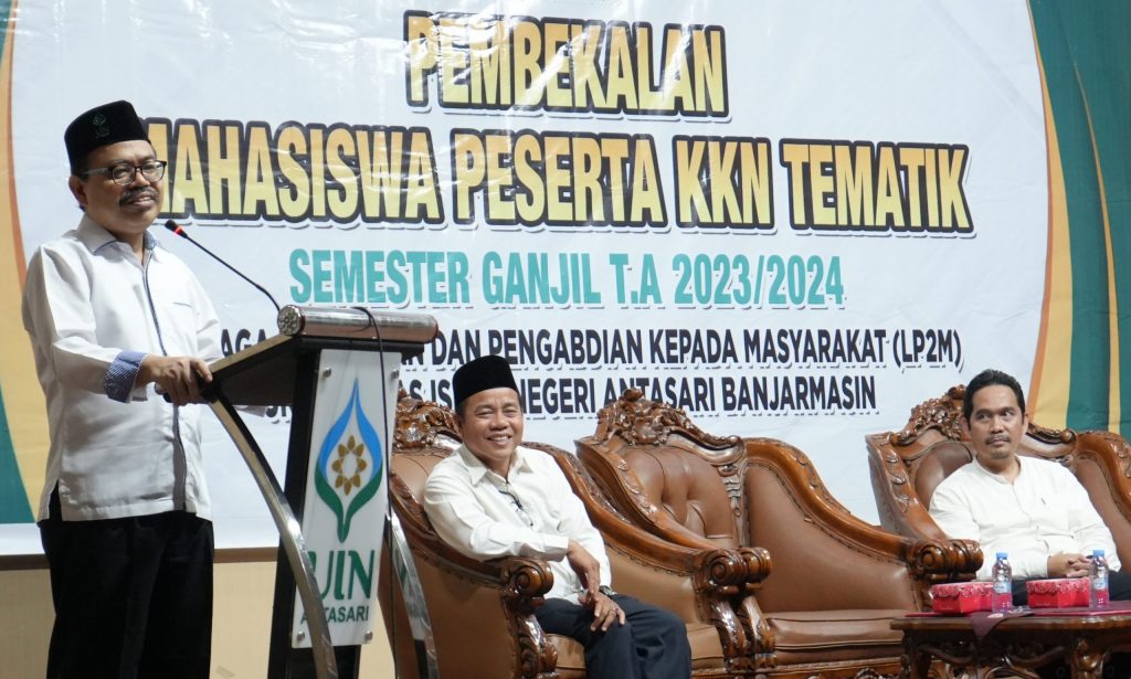 Rektor UIN Antasari Prof. Dr. H. Mujiburrahman, M.A. saat membuka kegiatan KKN (Foto:Humas/Hadi Rustami)