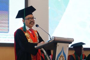 Rektor UIN Antasari Prof. Dr. H. Mujiburrahman, M.A. saat sambutan di upacara pengukuhan 9 Guru Besar (Foto Muhammad Fikri Fadhiil)