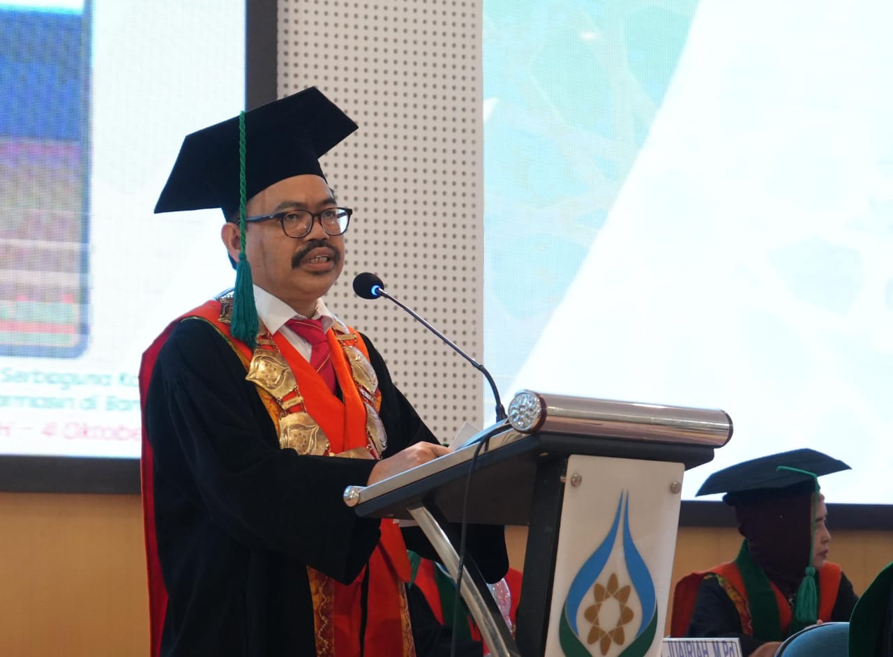 Rektor UIN Antasari Prof. Dr. H. Mujiburrahman, M.A. saat sambutan di upacara pengukuhan 9 Guru Besar (Foto Muhammad Fikri Fadhiil)