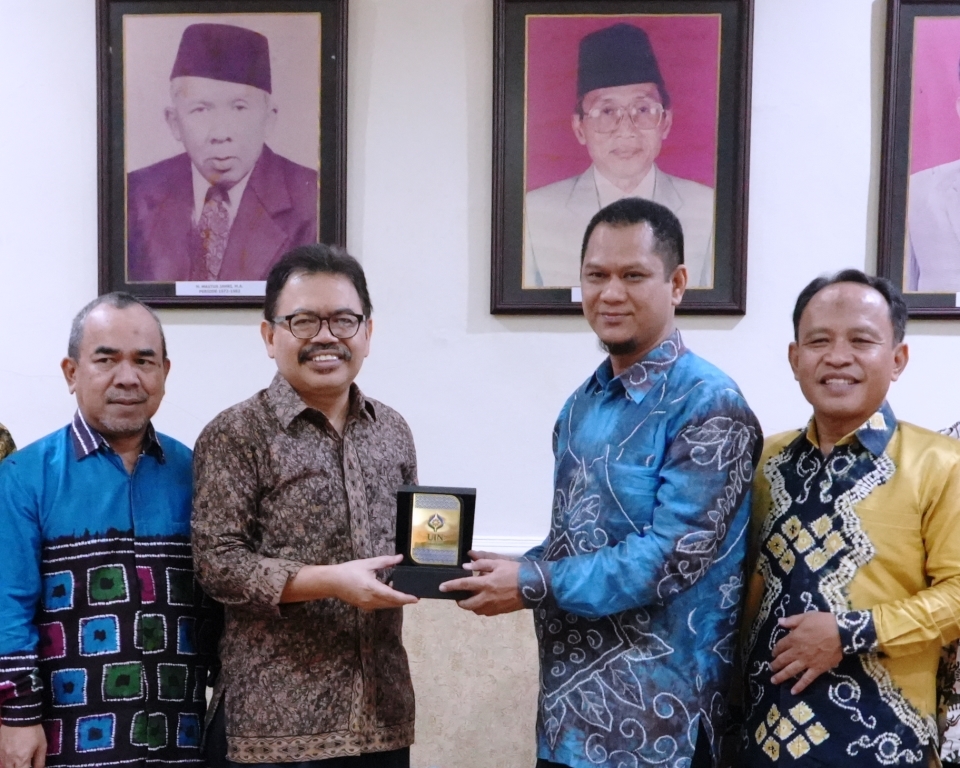 Rektor UIN Antasari saat menyerahkan kenang-kenangan kepada yayasan Ukhuwah (Foto Humas Hadi Rustami)