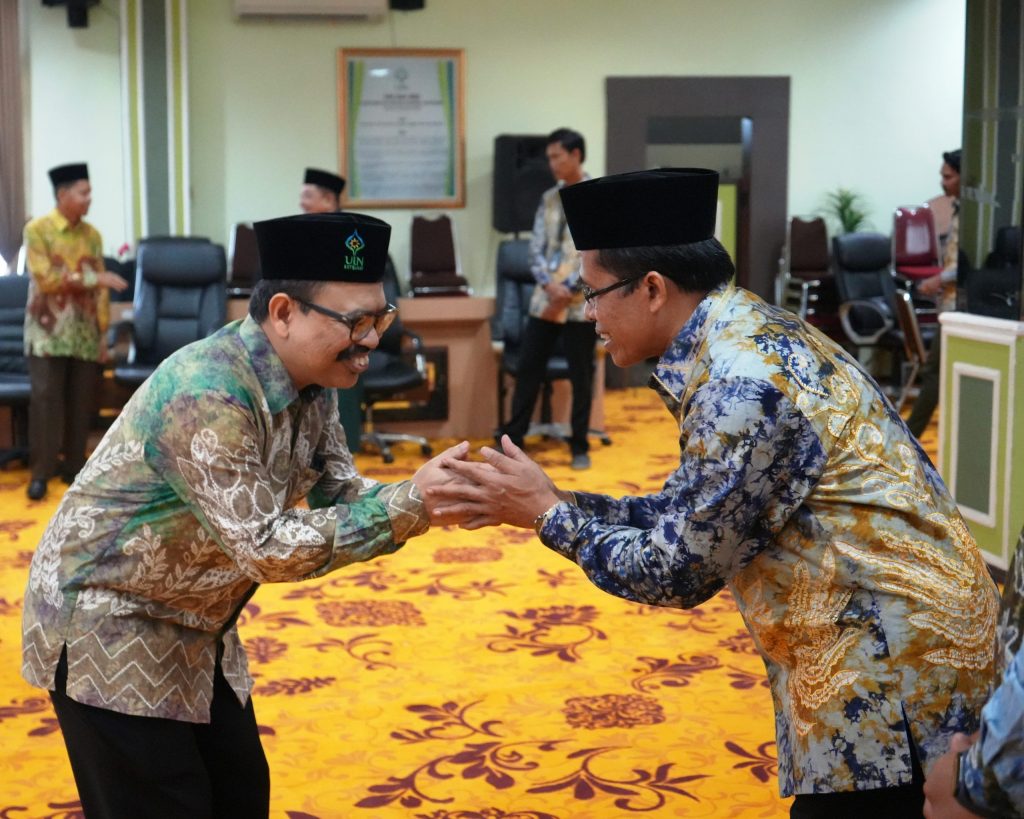 Rektor saat mengucapkan selamat atas jabatan baru Drs. H. Rijalul Faqih, M.Si., M.E.I. (Foto:Humas/Hadi Rustami)