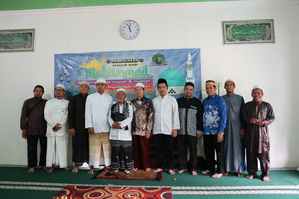 Rombongan UIN Antasari saat berfoto bersama penceramah dan sebagian warga (Foto:Humas/Achmad Magfur)