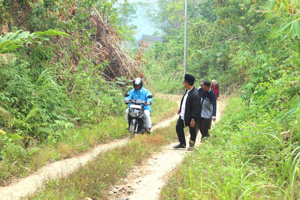 Rombongan berjalan menaiki tanjakan saat berpapasan dengan warga (Foto:Humas/Achmad Magfur)