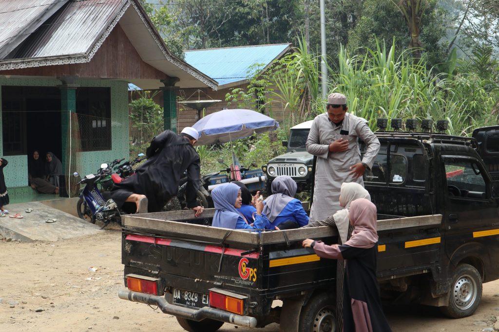 Rombongan mahasiswa KKN dari Posko Kundan Desa Haruyan Dayak saat hadir di Desa Patikalain (Foto:Humas/Achmad Magfur)