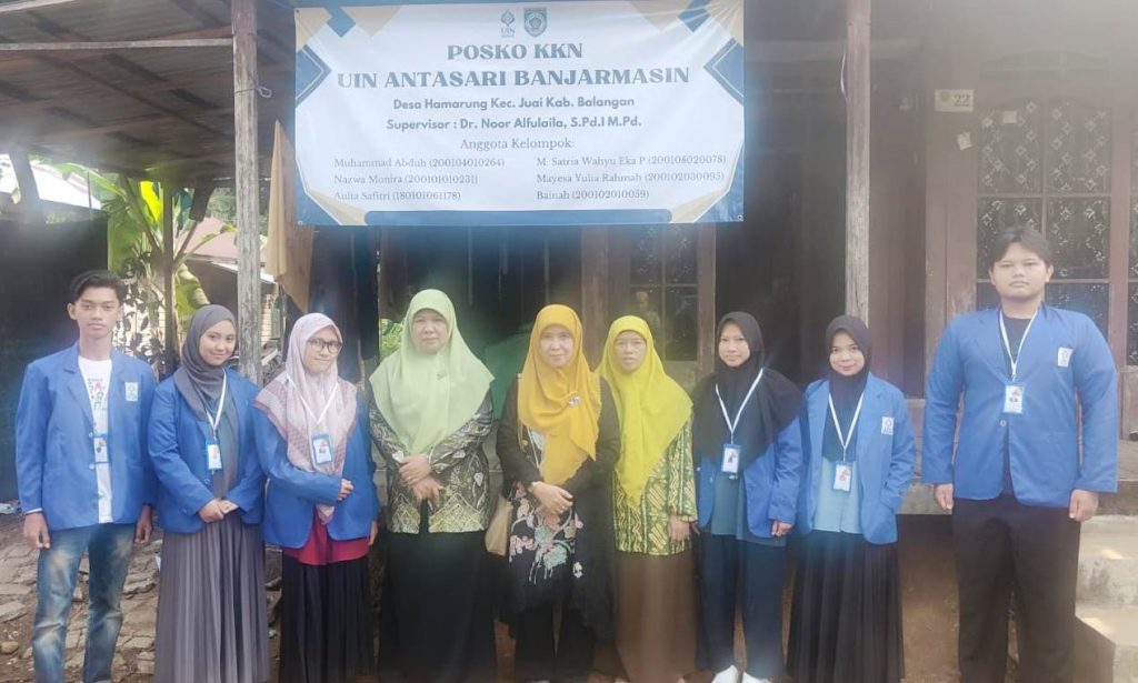 Rombongan saat berfoto bersama Mahasiswa KKN Desa Hamarung, Kecamatan Juai, Kabupaten Balangan.