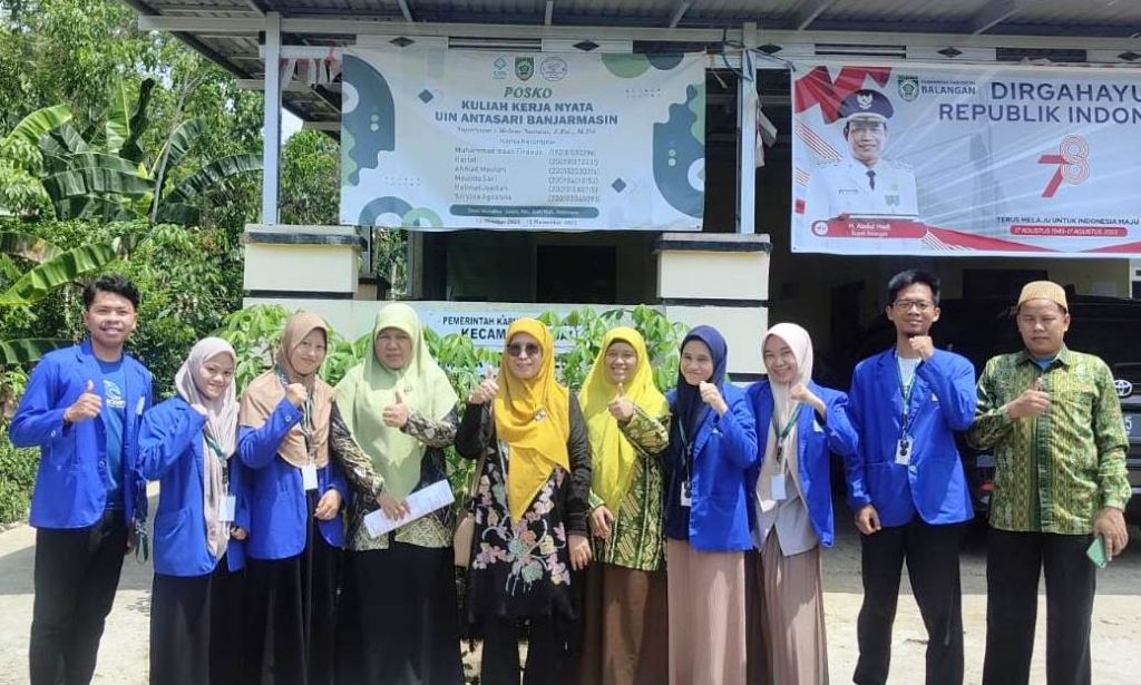 Rombongan saat berfoto bersama di depan posko mahasiswa KKN.