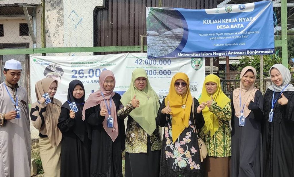 Rombongan saat berfoto bersama mahasiswa KKN di Desa Bata, Kecamatan Juai, Kabupaten Balangan.