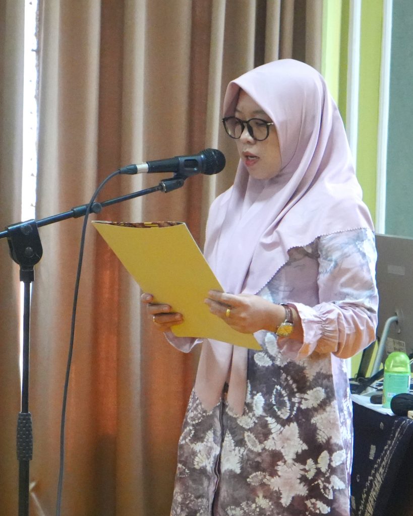 Siti Elfa Fakhriyah, S.Th.I. saat dengan lugas membacakan SK pelantikan (Foto:Humas/Hadi Rustami)