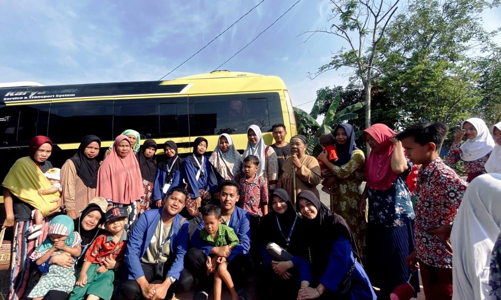 Suasana haru pelepasan mahasiswa KKN UIN Antasari oleh warga Desa Marampiau Hilir.