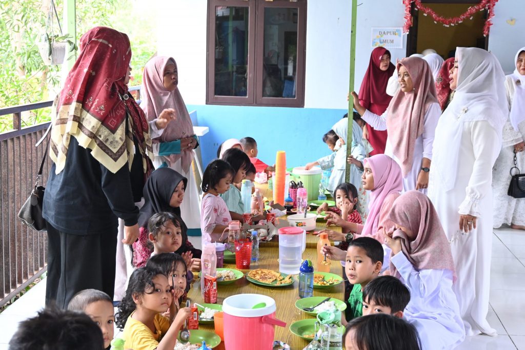 Suasana makan siang di PAUD Terpadu Tarbiyatul Athfal DWP UIN Antasari (Foto:UPB/Nor Paridah)