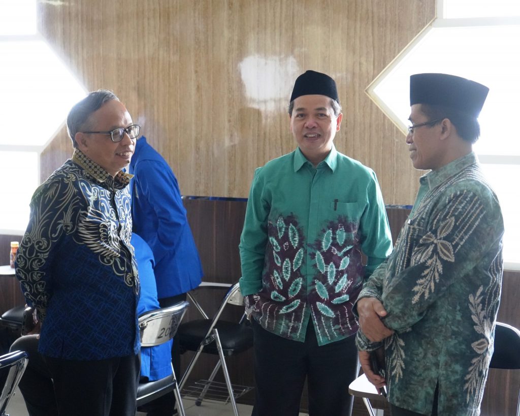 Tiga pejabat UIN Antasari saat berbincang sebelum acara pembukaan (Foto:Humas/Achmad Magfur)