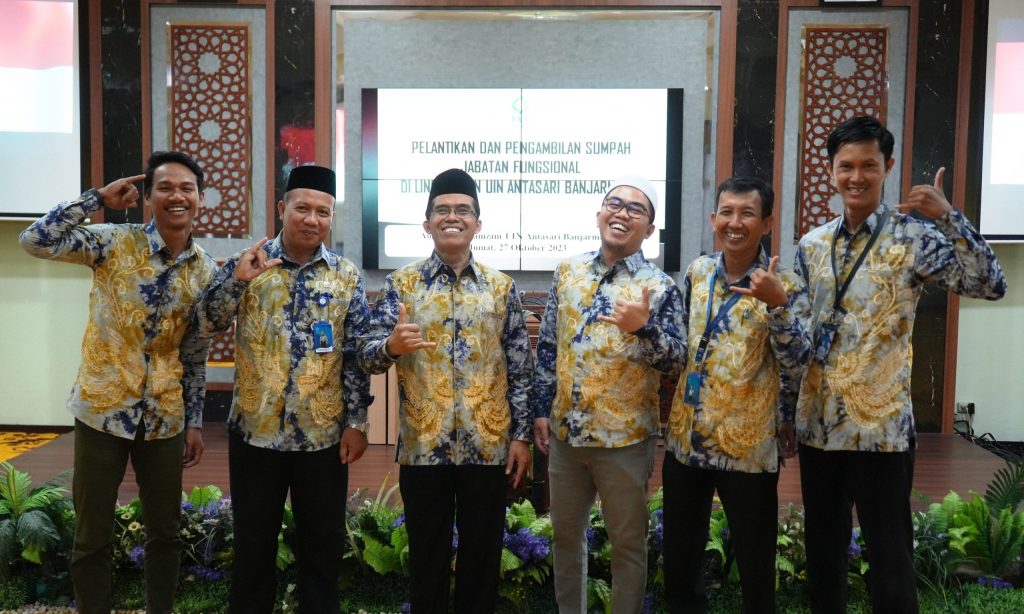 Tim Humas saat berfoto bersama Drs. H. Rijalul Faqih, M.Si., M.E.I. (dua dari kiri) usai pelantikan (Foto:Kepegawaian/Mahyuddinnor)