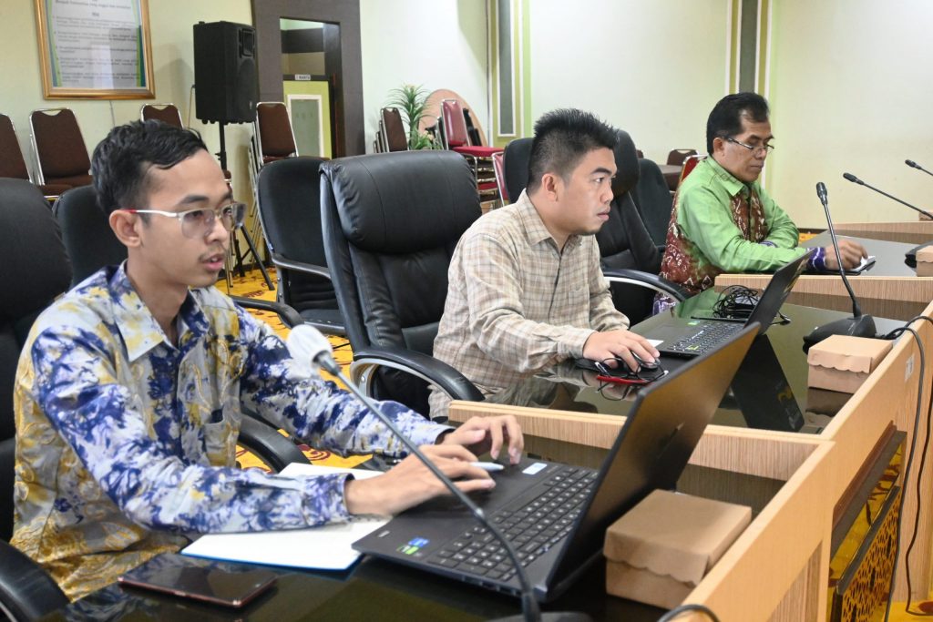 Tim Teknis PPID UIN Antasari saat serius mengikuti pembimbingan pemantapan SOP (Foto:Humas/Hadi Rustami)