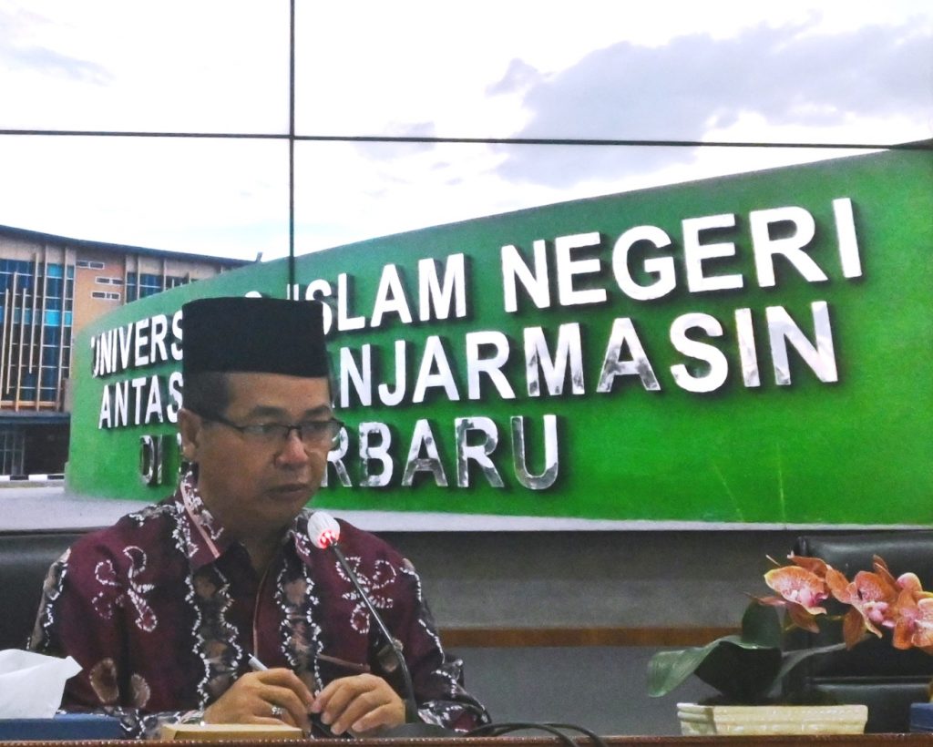 Wakil Rektor UIN Antasari Bidang AUPK Dr. H. Akhmad Sagir, M.Ag. saat mendengarkan paparan pemateri (Foto:Humas/Hadi Rustami)