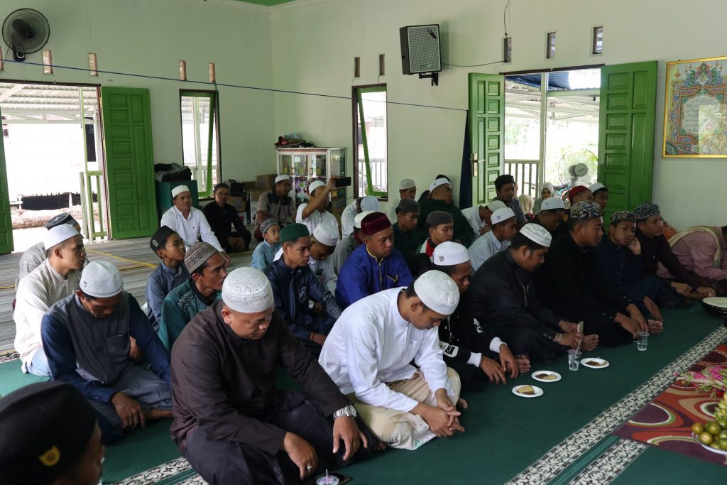 Warga Desa Patikalaian saat menghadiri peringatan Maulid Nabi Muhammad saw. (Foto:Humas/Achmad Magfur)