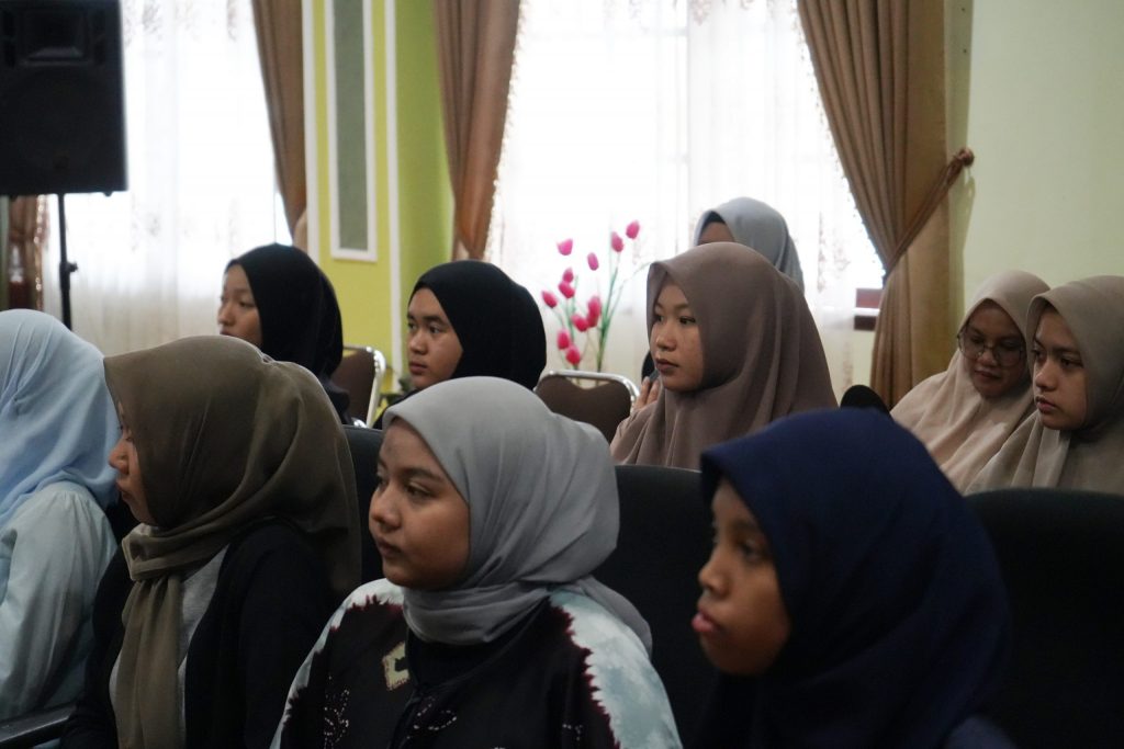 Banyak mahasiswi yang mengikuti sosialisasi (Foto:Humas/Achmad Magfur)