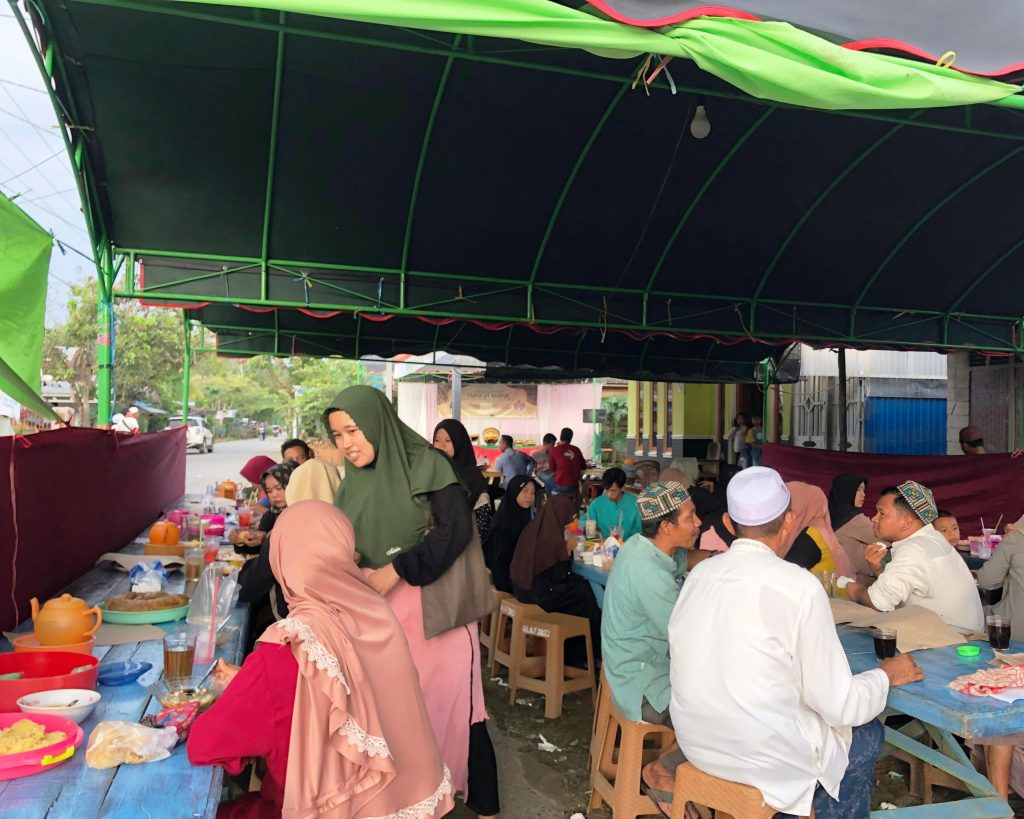 Banyaknya warga yang berpartisipasi di warung amal.