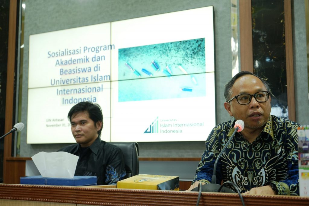 Dr. Irfan Noor, M.Hum., Wakil Rektor UIN Antasari Bidang Kemahasiswaan dan Kerja Sama saat membuka acara (Foto:Humas/Achmad Magfur)