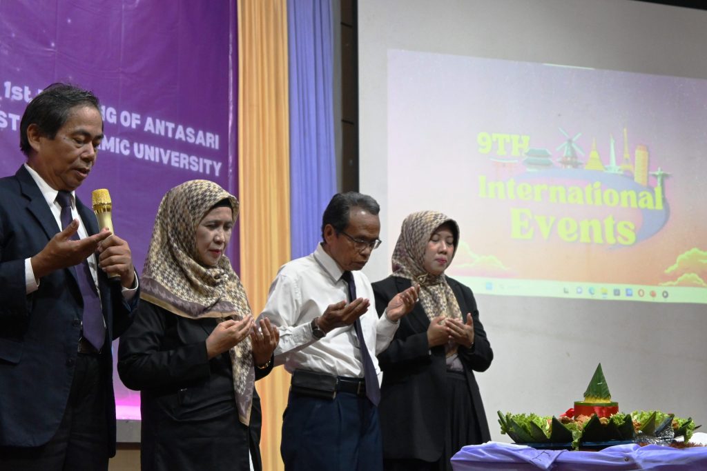 Drs. Saadillah, M.Pd. saat memimpin doa untuk keselamatan umat Islam di Palestina (Foto:Humas/Achmad Magfur)