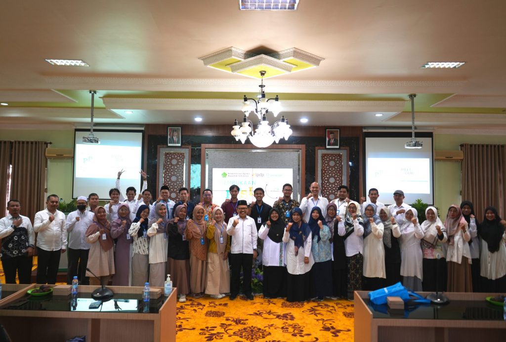 Foto bersama Rektor dengan 14 peserta PPSL 2023/2024 (Foto:Humas/Hadi Rustami)