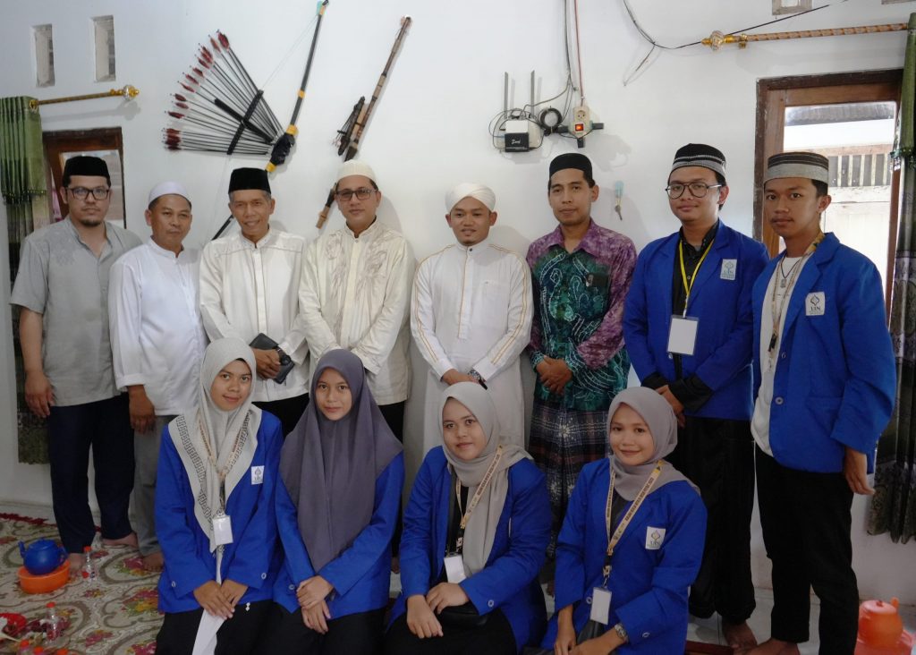 Foto bersama para mahasiswa KKN di Desa Piyait dengan Guru Yanor (Foto:Humas/Yulida Rifani)