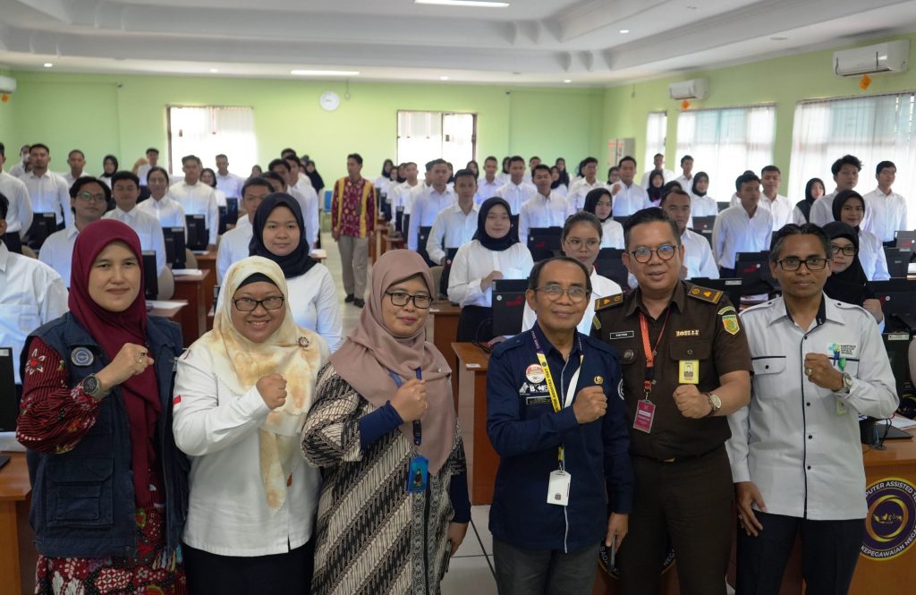 Foto bersama perwakilan 4 instansi dengan Kepala Kanreg VIII BKN Darmuji, S.Sos., M.Si. dan para peserta (Foto:Humas/Hadi Rustami)