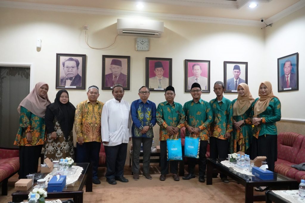 Foto bersama sebelum kunjungan ke gedung-gedung asrama Ma'had Al-Jami'ah UIN Antasari (Foto:Humas/Achmad Magfur)