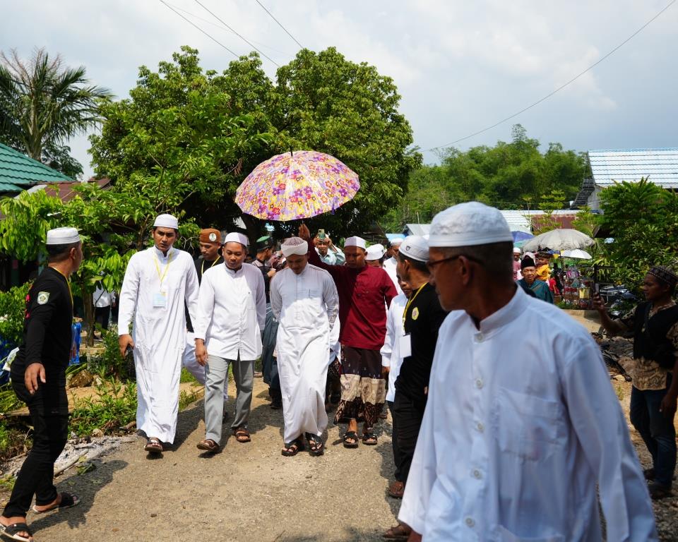 Guru Yanor saat menuju lokasi acara (Foto:Humas/Yulida Rifani)